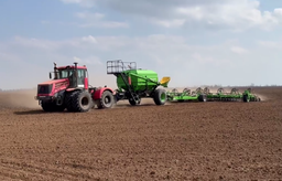 240 "caballos" fueron suficientes: el tractor K-424 de menor potencia arrastró un gigantesco complejo de siembra