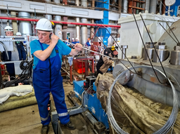 En la central eléctrica de distrito más grande del Noroeste, "revivieron" una turbina gigante: ahora gira 4 veces por minuto