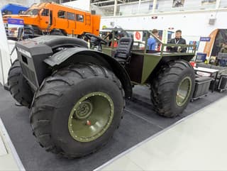 Tracción total y "mecánica" de 5 velocidades: el vehículo para nieve y pantano "ZIS40 Komfort +" presentado en la exposición "Motozima 2025"