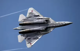 С русской душой: захватывающие кадры пилотажа Су-57 на авиашоу сняли на видео