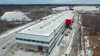 Trains for HSR are getting closer to the assembly line: installation of crane beams has begun in the largest production building