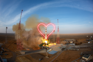 Love and Space: Blogger Proposes to Insta-Model Against Backdrop of Soyuz-2.1a Rocket Launch from Baikonur
