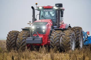 El tractor BELARUS 5425 más potente fue enviado a conquistar los campos: las pruebas han comenzado