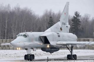 Носители сверхзвуковых ракет Х-22 и Х-101 стратегические бомбардировщики Ту-22М3 совершили полёт над Чёрным морем