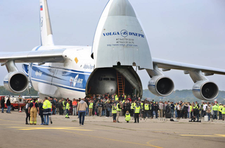 Ан-124 «Руслан» поразил Японию: крупнейший грузовой самолёт вызвал ажиотаж в аэропорту Тюбу
