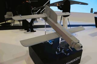Presentan el dron kamikaze actualizado "Kub-2-2E" en una exposición en Abu Dabi