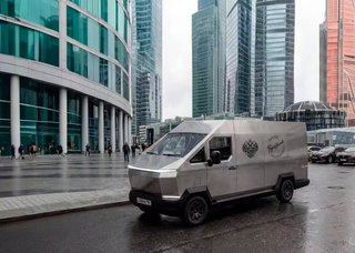 Cybertruck a la rusa: el renacido "Russo-Balt" mostró oficialmente una furgoneta eléctrica de acero inoxidable por 6,5 millones de rublos