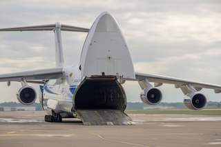 El An-124 "Ruslan", que transporta satelites, se convirtio en una pista de hockey