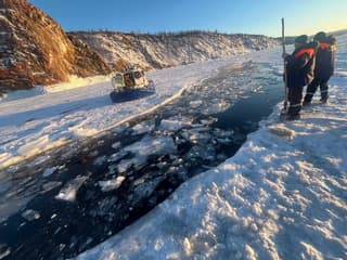 УАЗ с туристами провалился под лёд на Байкале: погибли восемь человек