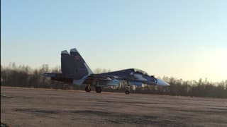 Pilotos de Su-30SM2 y Su-24M destruyen una zona fortificada del enemigo simulado con bombas aéreas P-50T