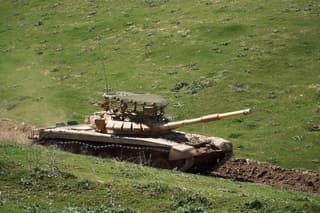Tanques T-72B3M con "parrillas" estándar practicaron disparos desde un cañón insertado de 14,5 mm en un campo de entrenamiento en Tayikistán