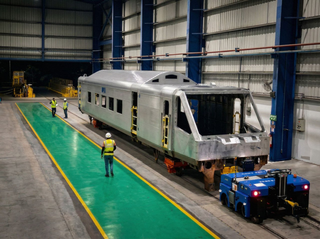 Una empresa ruso-india fabricó la primera carrocería de un tren eléctrico dormitorio Vande Bharat