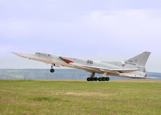 Западный эскорт: российские Ту-22М3 пролетели над Балтикой в сопровождении истребителей иностранных государств