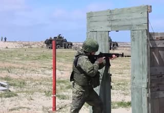 Учебные стрельбы из АК-12 и АК-74 по беспилотникам устроили на полигоне «Скорпион» в Дагестане