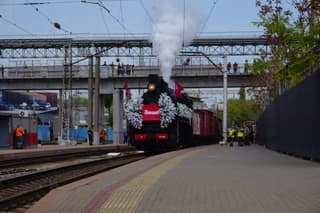 El cañón autopropulsado ISU-152 "Zveroboy" y el camión "Polutorka" fueron llevados a Rostov del Don en el tren retro "Pobeda"