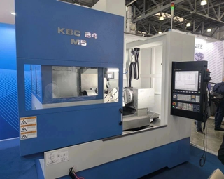 Rostec mostró la nueva máquina de cinco ejes KVS B4M5