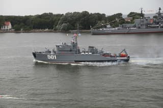Crews of the Baltic Fleet minesweepers "Novocheboksarsk" and "Pavel Khenov" conducted air defense exercises