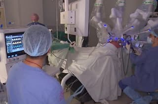 Un robot con 7 grados de libertad comienza a operar en la FMBA: 12 operaciones sin sangre