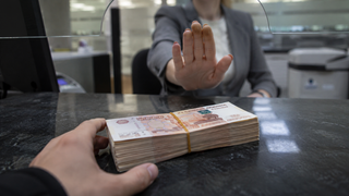 Рубли за границей стали проблемой: банки берут комиссии и перестают их принимать