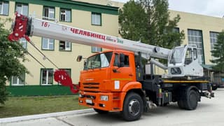ChMZ presentó un modelo de grúa eléctrica de 16 toneladas sobre chasis KAMAZ-53602