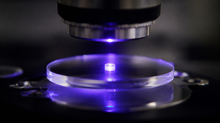 Láser ultravioleta reducido al tamaño de una bacteria