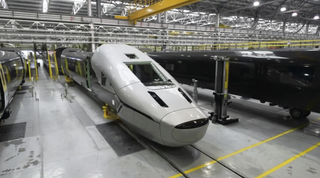 Tren ruso para tren de alta velocidad recibe carenado de nariz antes de las pruebas
