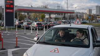 Obtener el carné de conducir será más caro: las autoescuelas empiezan a incluir el alto precio de la gasolina en el coste