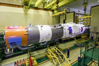 Roscosmos muestra fotos del cohete "Soyuz-2.1a" ensamblado con la nave espacial "Soyuz MS-29"
