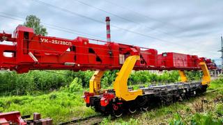 Establecieron un nuevo récord: las grúas autopropulsadas UK-25/25 colocaron 10 km y 200 m de celosía de riel y traviesa en un día