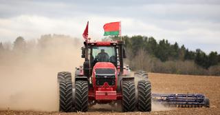 Самый мощный трактор в мире BELARUS 5425 получит российский двигатель вместо китайского