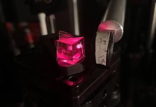 El cristal magnetofotónico de la MSU cambia la intensidad de la luz con un campo magnético: un paso hacia las computadoras ópticas