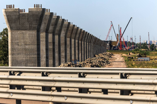 428 soportes y 3500 pilotes: cerca de San Petersburgo se construye un gigantesco viaducto para el HSR