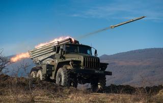 Брёвна вместо снарядов: военные придумали нестандартную защиту РСЗО «Град» от атак «Баба-яги» и Hornet