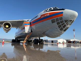 42 toneladas de agua en segundos: el Il-76 del EMERCOM extingue incendios en Serbia