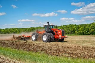 Los tractores rusos se topan con motores de más de 180 CV y obstáculos de China