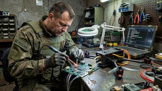 Сварка оптоволоконного кабеля и намотка на катушку: мастерскую для обслуживания FPV-дронов организовали российские военные