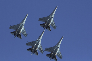 В США назвали главные козыри Су-35С в бою с F-16: несет больше оружия и дальше летает