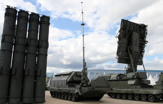 Imágenes únicas del lanzamiento nocturno del misil S-300V4: el sistema de defensa aérea militar más avanzado del mundo