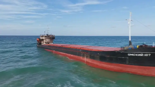 108-meter dry cargo ship "Omskiy-107" ran aground on a beach in Turkey: the captain's bridge burned out