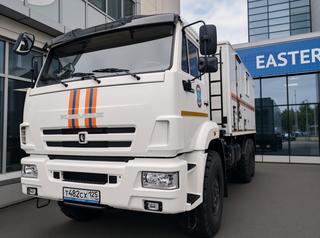 Equipo del EMERCOM mostrado en el EEF: KAMAZ de tracción total y vehículos todo terreno "Husky" y "Zvezda"