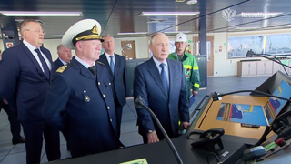 Судно на три футбольных поля: Путин осмотрел 300-метровый танкер «Пётр Столыпин»