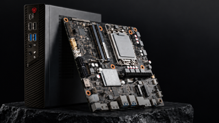 Graviton mostró la PC compacta D14I con la placa rusa Ukhta-3