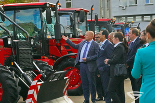 Ideal para trabajar en suelos pesados: nombrado el tractor MTZ más popular en Pakistán