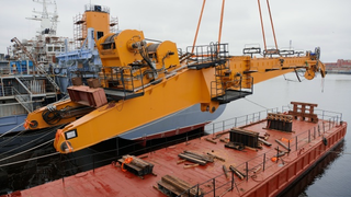 Электрогидравлический кран установили на морской транспорт вооружений «Академик Макеев» проекта 20181