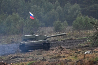 "Shturm" entered exercises: heavy robot-tank with 125-mm gun "lit up" in the Urals