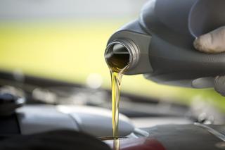 "La reducción de precios no es una nueva tendencia, sino una nueva situación". El aceite de motor comienza a abaratarse en Rusia