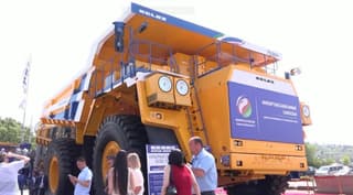 BelAZ presenta un camión volquete de 220 toneladas "independiente de las importaciones" con un diésel ruso de 2400 CV