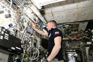 En el segmento ruso de la EEI se lleva a cabo el experimento "Cristal de plasma"