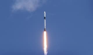 В США к МКС запустили ракету Falcon 9 с космическим кораблем Crew Dragon. На борту – российский космонавт