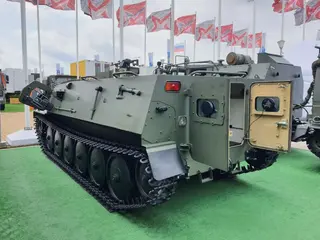 В России появился новый гусеничный внедорожник. Он может преодолевать горные перевалы в 4,5 км и плавать со скоростью 6 км/ч